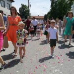 16.06.2022. Kazimierza Wielka. Boże Ciało. Procesja eucharystyczna w parafii pw. Podwyższenia Krzyża Świętego / Marta Gajda-Kruk / Radio Kielce