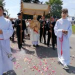 16.06.2022. Kazimierza Wielka. Boże Ciało. Procesja eucharystyczna w parafii pw. Podwyższenia Krzyża Świętego / Marta Gajda-Kruk / Radio Kielce