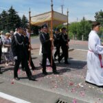 16.06.2022. Kazimierza Wielka. Boże Ciało. Procesja eucharystyczna w parafii pw. Podwyższenia Krzyża Świętego / Marta Gajda-Kruk / Radio Kielce