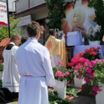 16.06.2022. Kazimierza Wielka. Boże Ciało. Procesja eucharystyczna w parafii pw. Podwyższenia Krzyża Świętego / Marta Gajda-Kruk / Radio Kielce