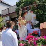 16.06.2022. Kazimierza Wielka. Boże Ciało. Procesja eucharystyczna w parafii pw. Podwyższenia Krzyża Świętego / Marta Gajda-Kruk / Radio Kielce