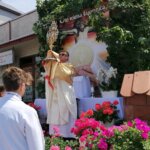 16.06.2022. Kazimierza Wielka. Boże Ciało. Procesja eucharystyczna w parafii pw. Podwyższenia Krzyża Świętego / Marta Gajda-Kruk / Radio Kielce