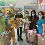 01.06.2022. Kielce. Prezenty dla dzieci z Oddziału Onko-hematologicznego Wojewódzkiego Szpitala Zespolonego. Na zdjęciu (od lewej): Grażyna Sarek - pielęgniarka koordynująca, pracownicy fundacji: Misiek Zdzisiek, Bartosz Zbroński, Agnieszka Stożek, Malwina Sobczyk oraz Ewa Bartkowiak - pielęgniarka / Iwona Murawska / Radio Kielce