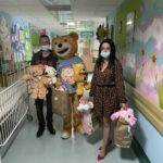 01.06.2022. Kielce. Prezenty dla dzieci z Oddziału Onko-hematologicznego Wojewódzkiego Szpitala Zespolonego. Na zdjęciu (od lewej): Bartosz Zbroński, Misiek Zdzisiek oraz Malwina Sobczyk / Iwona Murawska / Radio Kielce