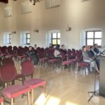 04.06.2022. Sandomierz. Wystawa prac Stanisława Hiszpańskiego. Na zdjęciu (po prawej): Mikołaj Getka-Kenig, dyrektor Muzeum Zamkowego w Sandomierzu / Grażyna Szlęzak / Radio Kielce