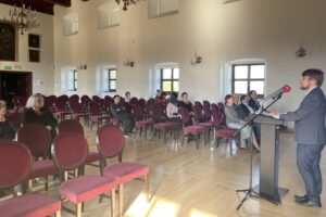 04.06.2022. Sandomierz. Wystawa prac Stanisława Hiszpańskiego. Na zdjęciu (po prawej): Mikołaj Getka-Kenig, dyrektor Muzeum Zamkowego w Sandomierzu / Grażyna Szlęzak / Radio Kielce