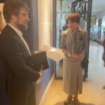 04.06.2022. Sandomierz. Wystawa prac Stanisława Hiszpańskiego. Na zdjęciu: Mikołaj Getka-Kenig, dyrektor Muzeum Zamkowego w Sandomierzu i Bogna Hiszpańska - córka Stanisława Hiszpańskiego / Grażyna Szlęzak / Radio Kielce