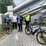 04.06.2022. Sandomierz. 13. Rajd Papieski. Na zdjęciu (od lewej) Kazimierz Stafiej - kolaż szosowy, ks.  Zbigniew Kuras duszpasterz polskiego Związku Kolarskiego, biskup Krzysztof Nitkiewicz, ks. Jerzy  Dąbek wikariusz generalny diecezji / Grażyna Szlęzak / Radio Kielce