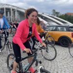 04.06.2022. Sandomierz. 13. Rajd Papieski. Na zdjęciu: na pierwszym planie radna Sandomierza Renata Kraska, za nią burmistrz Marcin Marzec / Grażyna Szlęzak / Radio Kielce