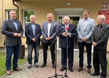 01.06.2022. Bliżyn. Konferencja ws. dotacji z rządowego programu Polski Ład. Na zdjęciu (od lewej): Michał Jędrys - sekretarz gminy Bliżyn, Krzysztof Ciuk - sołtys wsi Ubyszów, Mariusz Walachnia - wójt Bliżyna, Krzysztof Lipiec - prezes świętokrzyskich struktur PiS, Radosław Bułka - wiceprzewodniczący Rady Gminy w Bliżynie i Mieczysław Bąk - radny powiatu skarżyskiego / Anna Głąb / Radio Kielce