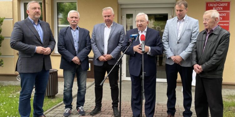 01.06.2022. Bliżyn. Konferencja ws. dotacji z rządowego programu Polski Ład. Na zdjęciu (od lewej): Michał Jędrys - sekretarz gminy Bliżyn, Krzysztof Ciuk - sołtys wsi Ubyszów, Mariusz Walachnia - wójt Bliżyna, Krzysztof Lipiec - prezes świętokrzyskich struktur PiS, Radosław Bułka - wiceprzewodniczący Rady Gminy w Bliżynie i Mieczysław Bąk - radny powiatu skarżyskiego / Anna Głąb / Radio Kielce