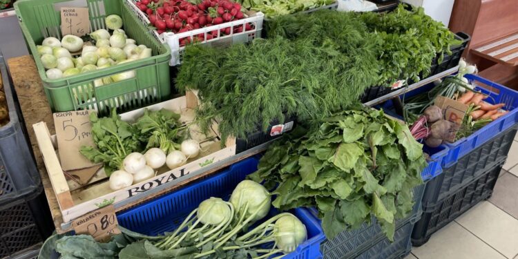 Ceny warzyw i owoców w Końskich (09.08.2023) - Radio Kielce 02.06.2022. Starachowice. Stragany przy Galerii Skałka. Tegoroczne warzywa i owoce / Anna Głąb / Radio Kielce