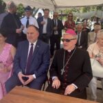 05.06.2022. Koprzywnica. Otwarcie rynku po rewitalizacji. Na zdjęciu (od lewej): Aleksandra Klubińska - burmistrz Koprzywnicy, Marek Kwitek - poseł PiS, Krzysztof Nitkiewicz - biskup sandomierski / Grażyna Szlęzak-Wójcik / Radio Kielce