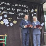 04.06.2022. Tychów Nowy. Nadanie Szkole Podstawowej imienia Janusza Korczaka i przekazanie sztandaru. Na zdjęciu (od lewej): Mirosław Grzesik - przewodniczący rady rodziców i Aneta Borowska - dyrektor Szkoły Podstawowej w Nowym Tychowie / Anna Głąb / Radio Kielce