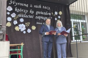 04.06.2022. Tychów Nowy. Nadanie Szkole Podstawowej imienia Janusza Korczaka i przekazanie sztandaru. Na zdjęciu (od lewej): Mirosław Grzesik - przewodniczący rady rodziców i Aneta Borowska - dyrektor Szkoły Podstawowej w Nowym Tychowie / Anna Głąb / Radio Kielce