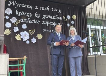 04.06.2022. Tychów Nowy. Nadanie Szkole Podstawowej imienia Janusza Korczaka i przekazanie sztandaru. Na zdjęciu (od lewej): Mirosław Grzesik - przewodniczący rady rodziców i Aneta Borowska - dyrektor Szkoły Podstawowej w Nowym Tychowie / Anna Głąb / Radio Kielce