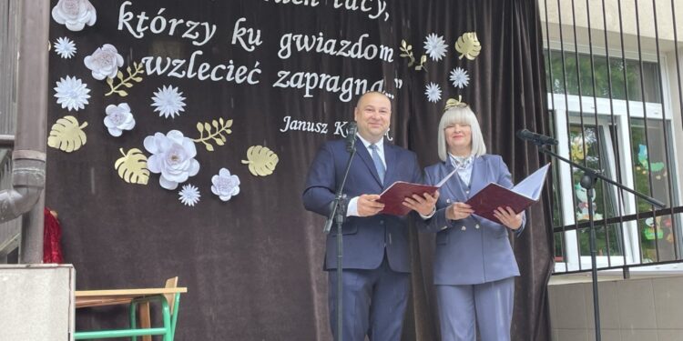 04.06.2022. Tychów Nowy. Nadanie Szkole Podstawowej imienia Janusza Korczaka i przekazanie sztandaru. Na zdjęciu (od lewej): Mirosław Grzesik - przewodniczący rady rodziców i Aneta Borowska - dyrektor Szkoły Podstawowej w Nowym Tychowie / Anna Głąb / Radio Kielce