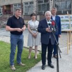 07.06.2022. Gadka. Konferencja ws. dotacji z Polskiego Ładu na budowę żłobka. Na zdjęciu (od lewej): Jan Zawisza - przewodniczący rady gminy w Mircu, Edyta Drożdżał - dyrektor SP w Gadce, poseł Krzysztof Lipiec, Mirosław Seweryn - wójt gminy Mirzec / Anna Głąb / Radio Kielce