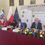 09.06.2022. Sandomierz. Konwent Marszałków Województw RP. Na zdjęciu (od lewej): Renata Janik - wicemarszałek województwa świętokrzyskiego, Emma Toledano  Laredo z tłumaczką i Andrzej Bętkowski - marszałek województwa świętokrzyskiego / Grażyna Szlęzak / Radio Kielce