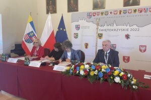 09.06.2022. Sandomierz. Konwent Marszałków Województw RP. Na zdjęciu (od lewej): Renata Janik - wicemarszałek województwa świętokrzyskiego, Emma Toledano Laredo z tłumaczką i Andrzej Bętkowski - marszałek województwa świętokrzyskiego / Grażyna Szlęzak / Radio Kielce