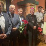 10.06.2022. Sandomierz. Muzeum Diecezjalne. Wystawa Lucyny Gozdek. Na zdjęciu (od lewej): Ryszard Komański - komendant powiatowy policji w Sandomierzu,  Marek Jońca - członek  zarządu województwa świętokrzyskiego, Leszek Kopeć - burmistrz Staszowa, biskup sandomierski Krzysztof Nitkiewicz / Grażyna Szlęzak / Radio Kielce