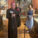 10.06.2022. Sandomierz. Muzeum Diecezjalne. Wystawa Lucyny Gozdek. Na zdjęciu (od lewej): Urszula Stępień - kustosz w Muzeum Diecezjalnym w Sandomierzu, biskup sandomierski Krzysztof Nitkiewicz, ks. Andrzej Rusak - dyrektor Muzeum Diecezjalnego, Lucyna Gozdek -autorka wystawy / Grażyna Szlęzak / Radio Kielce