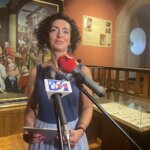 10.06.2022. Sandomierz. Muzeum Diecezjalne. Wystawa Lucyny Gozdek. Na zdjęciu: Lucyna Gozdek -autorka wystawy / Grażyna Szlęzak / Radio Kielce