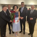 10.06.2022. Sandomierz. Muzeum Diecezjalne. Wystawa Lucyny Gozdek. Na zdjęciu (od lewej): Leszek Kopeć - burmistrz Staszowa, Ryszard Komański - komendant powiatowy policji w Sandomierzu, artystka Lucyna Gozdek, Marcin Marzec -burmistrz Sandomierza, Marek Jońca - członek zarządu województwa świętokrzyskiego / Grażyna Szlęzak / Radio Kielce