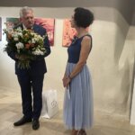 10.06.2022. Sandomierz. Muzeum Diecezjalne. Wystawa Lucyny Gozdek. Na zdjęciu (od lewej): poseł Kazimierz Gołojuch i artystka Lucyna Gozdek / Grażyna Szlęzak / Radio Kielce