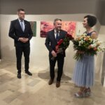 10.06.2022. Sandomierz. Muzeum Diecezjalne. Wystawa Lucyny Gozdek. Na zdjęciu (od lewej): Marcin Marzec - burmistrz Sandomierza, Leszek Kopeć - burmistrz Staszowa, Lucyna Gozdek / Grażyna Szlęzak / Radio Kielce