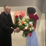 10.06.2022. Sandomierz. Muzeum Diecezjalne. Wystawa Lucyny Gozdek. Na zdjęciu (ks. Andrzej Rusak - dyrektor Muzeum Diecezjalnego, artystka Lucyna Gozdek / Grażyna Szlęzak / Radio Kielce