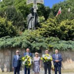 12.06.2022. Sandomierz. 23. rocznica pielgrzymki papieża Jana Pawła II. Na zdjęciu (od lewej): Ryszard Nagórny - członek zarządu powiatu sandomierskiego, Marcin Piwnik - starosta sandomierski, Grażyna Szklarska - członek zarządu powiatu sandomierskiego, Janusz Stasiak - wiceburmistrz Sandomierza, Tomasz Huk - przewodniczący Rady Powiatu Sandomierskiego / Grażyna Szlęzak / Radio Kielce