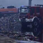 31.05.2022. Promnik. Dogaszanie pożaru wysypiska / Jarosław Kubalski / Radio Kielce