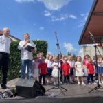 12.06.2022. Sandomierz. 25-lecie parafii ojców pallotynów. Na zdjęciu (od lewej):  ks .Grzegorz Dudek - proboszcz parafii pallotynów w Sandomierzu i Krzysztof Kwiecień - Sandomierskie Centrum Kultury / Grażyna Szlęzak / Radio Kielce