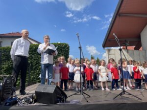 12.06.2022. Sandomierz. 25-lecie parafii ojców pallotynów. Na zdjęciu (od lewej): ks .Grzegorz Dudek - proboszcz parafii pallotynów w Sandomierzu i Krzysztof Kwiecień - Sandomierskie Centrum Kultury / Grażyna Szlęzak / Radio Kielce