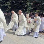 16.06.2022. Sandomierz. Boże Ciało. Kościół Podwyższenia Krzyża Świętego. Msza święta. Na zdjęciu (w środku): Krzysztof Nitkiewicz - biskup sandomierski / Grażyna Szlęzak / Radio Kielce