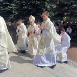 16.06.2022. Sandomierz. Boże Ciało. Kościół Podwyższenia Krzyża Świętego. Msza święta. Na zdjęciu (w środku): Krzysztof Nitkiewicz - biskup sandomierski / Grażyna Szlęzak / Radio Kielce