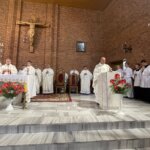 16.06.2022. Sandomierz. Boże Ciało. Kościół Podwyższenia Krzyża Świętego. Msza święta. Na zdjęciu (drugi z lewej): Krzysztof Nitkiewicz - biskup sandomierski / Grażyna Szlęzak / Radio Kielce