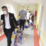 01.06.2022. Kielce. Piłkarze Łomży Vive Kielce z wizytą w Świętokrzyskim Centrum Pediatrii / Jarosław Kubalski / Radio Kielce