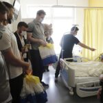 01.06.2022. Kielce. Piłkarze Łomży Vive Kielce z wizytą w Świętokrzyskim Centrum Pediatrii / Jarosław Kubalski / Radio Kielce