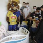 01.06.2022. Kielce. Piłkarze Łomży Vive Kielce z wizytą w Świętokrzyskim Centrum Pediatrii / Jarosław Kubalski / Radio Kielce