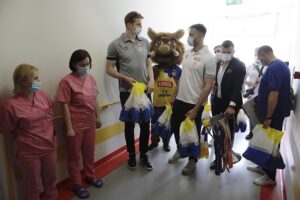 01.06.2022. Kielce. Piłkarze Łomży Vive Kielce z wizytą w Świętokrzyskim Centrum Pediatrii / Jarosław Kubalski / Radio Kielce