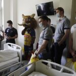 01.06.2022. Kielce. Piłkarze Łomży Vive Kielce z wizytą w Świętokrzyskim Centrum Pediatrii / Jarosław Kubalski / Radio Kielce