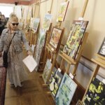 08.06.2022. Kielce, Pałacyk Zielińskiego. Licytacja prac ukraińskich artystów / Jarosław Kubalski / Radio Kielce