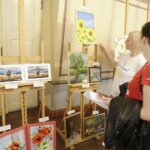 08.06.2022. Kielce, Pałacyk Zielińskiego. Licytacja prac ukraińskich artystów / Jarosław Kubalski / Radio Kielce