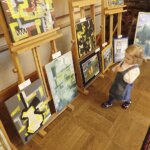 08.06.2022. Kielce, Pałacyk Zielińskiego. Licytacja prac ukraińskich artystów / Jarosław Kubalski / Radio Kielce