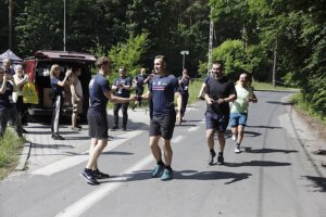 11.06.2022. Kielce. Impreza „Endorfiny dla Maliny – charytatywny festyn i bieg na 200 km w Kielcach”. Na zdjęciu (w środku): Marcin Długosz - pomysłodawca wydarzenia / Jarosław Kubalski / Radio Kielce