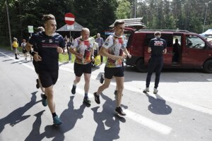 11.06.2022. Kielce. Impreza „Endorfiny dla Maliny – charytatywny festyn i bieg na 200 km w Kielcach”. Na zdjęciu (pierwszy z lewej): Marcin Długosz - pomysłodawca wydarzenia / Jarosław Kubalski / Radio Kielce