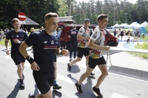 11.06.2022. Kielce. Impreza „Endorfiny dla Maliny – charytatywny festyn i bieg na 200 km w Kielcach”. Na zdjęciu (drugi z lewej): Marcin Długosz - pomysłodawca wydarzenia / Jarosław Kubalski / Radio Kielce