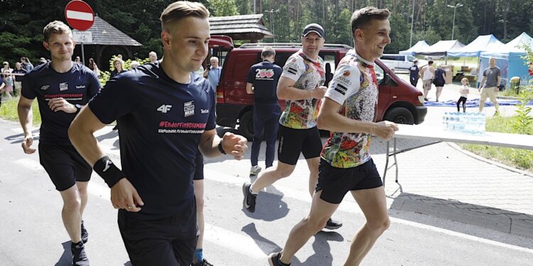 11.06.2022. Kielce. Impreza „Endorfiny dla Maliny – charytatywny festyn i bieg na 200 km w Kielcach”. Na zdjęciu (drugi z lewej): Marcin Długosz - pomysłodawca wydarzenia / Jarosław Kubalski / Radio Kielce